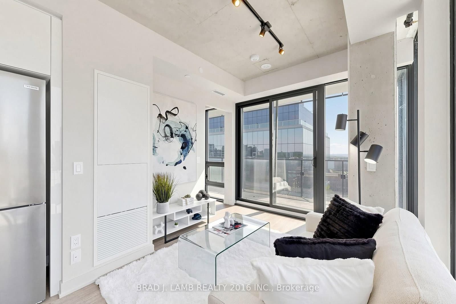 284 King Street E, Unit 2004 thumbnail 3