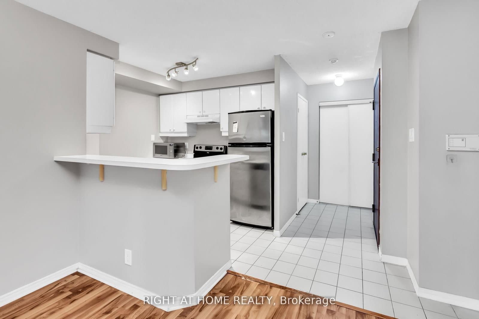 10 Yonge Street, Unit 1706 thumbnail 12