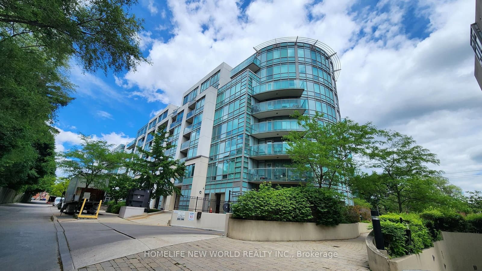 #404 - 3830 Bathurst Street