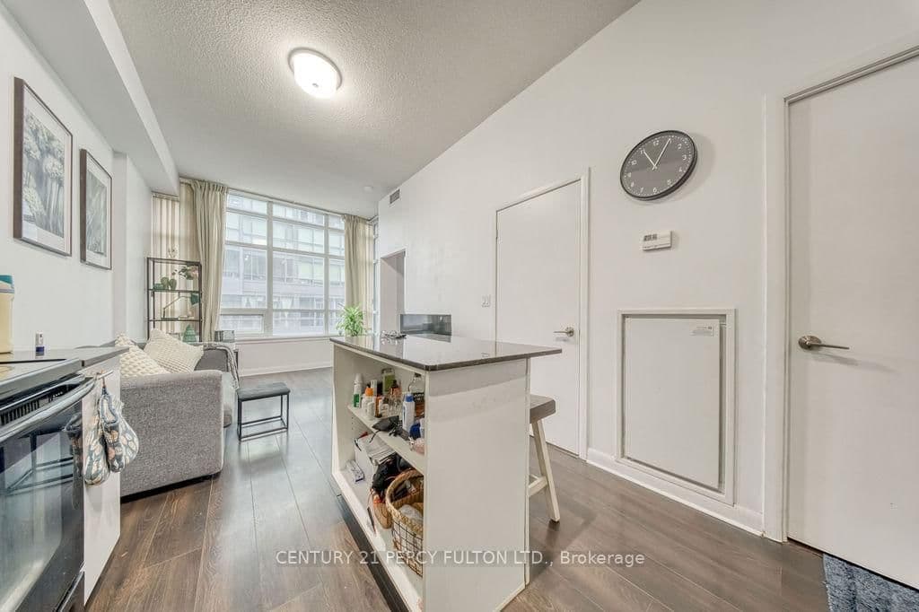 15 Bruyeres Mews, Unit 710 thumbnail 10