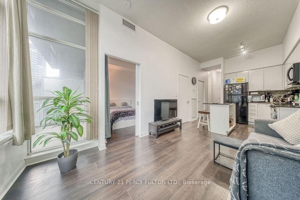 15 Bruyeres Mews, Unit 710 thumbnail 14