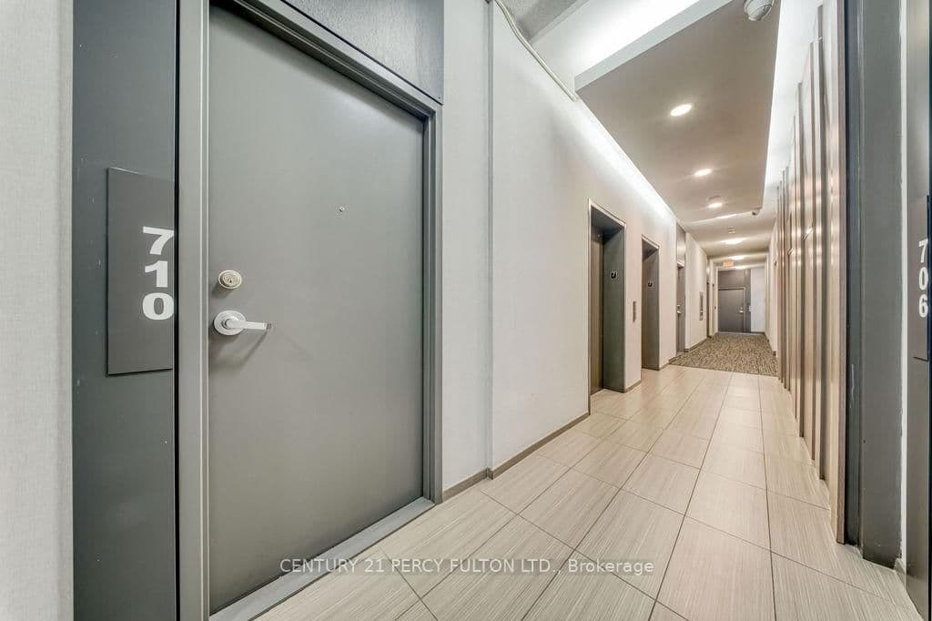 15 Bruyeres Mews, Unit 710 thumbnail 4