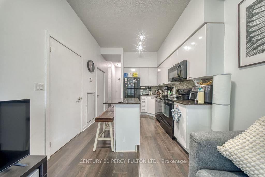 15 Bruyeres Mews, Unit 710 thumbnail 8