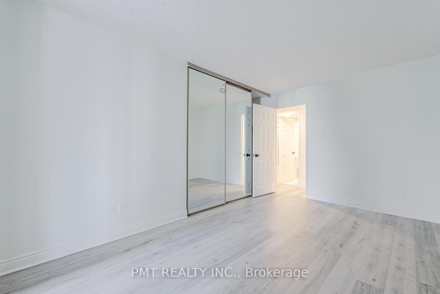 77 Carlton Street, Unit 202 thumbnail 20