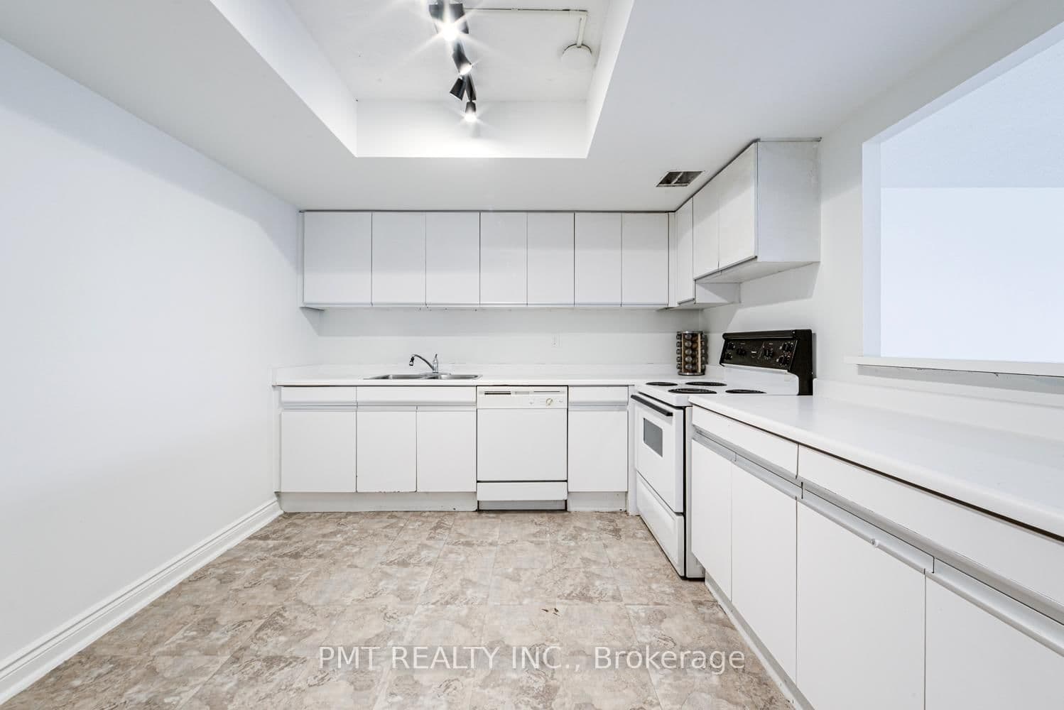 77 Carlton Street, Unit 202 thumbnail 8