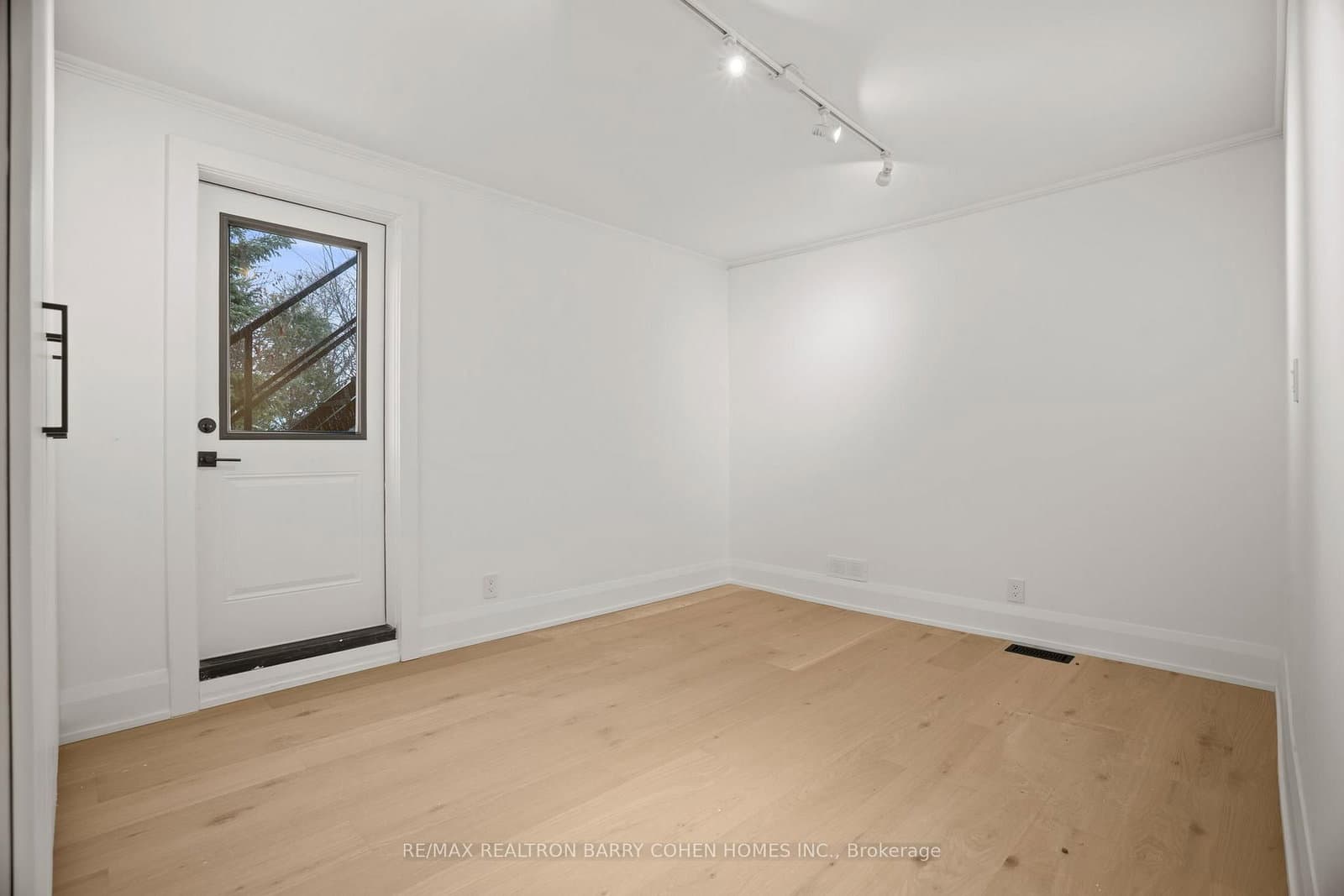 231 Macpherson Avenue thumbnail 34