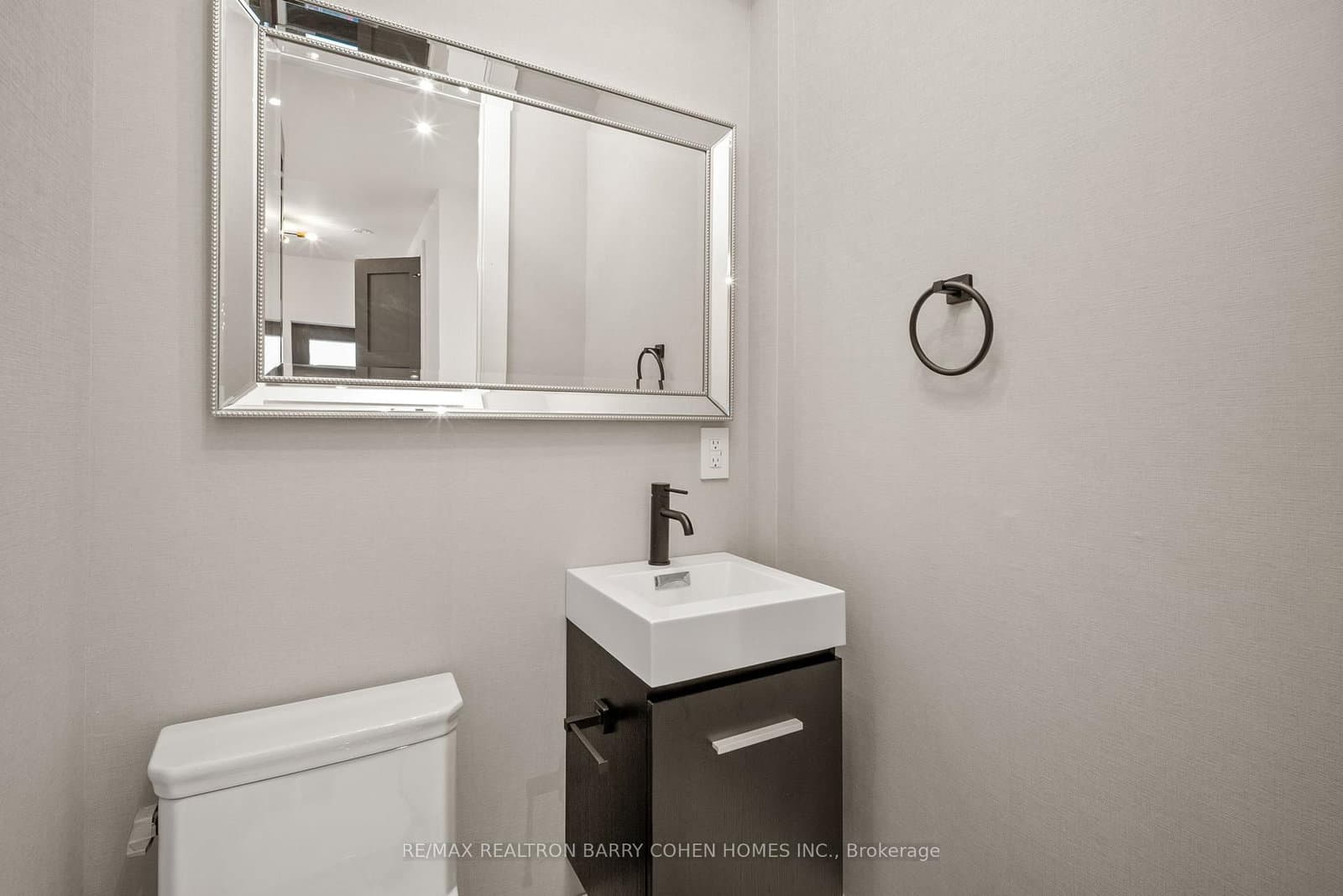 231 Macpherson Avenue thumbnail 38