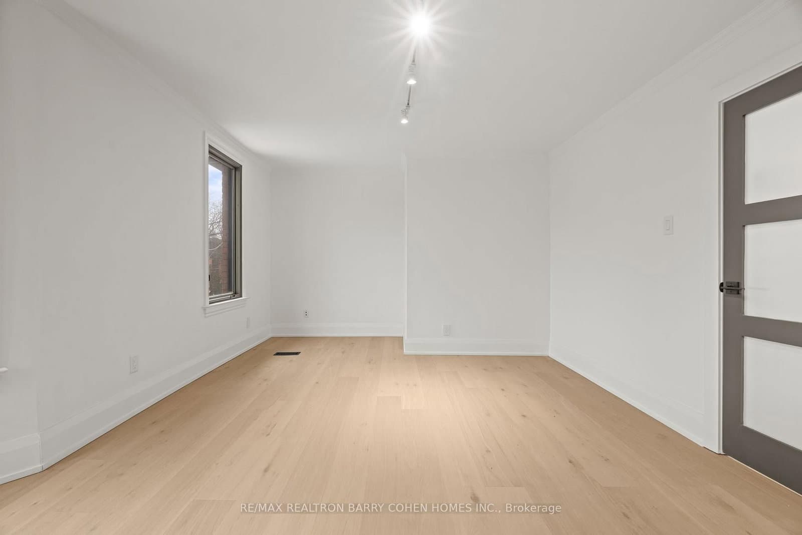 231 Macpherson Avenue thumbnail 20