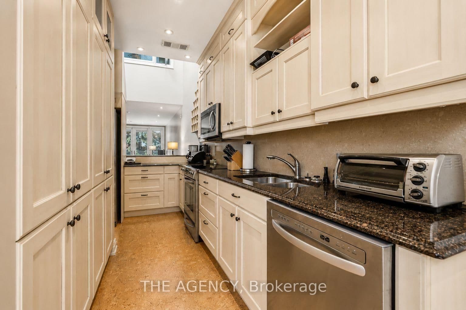 116 Hazelton Avenue, Unit B&C thumbnail 9