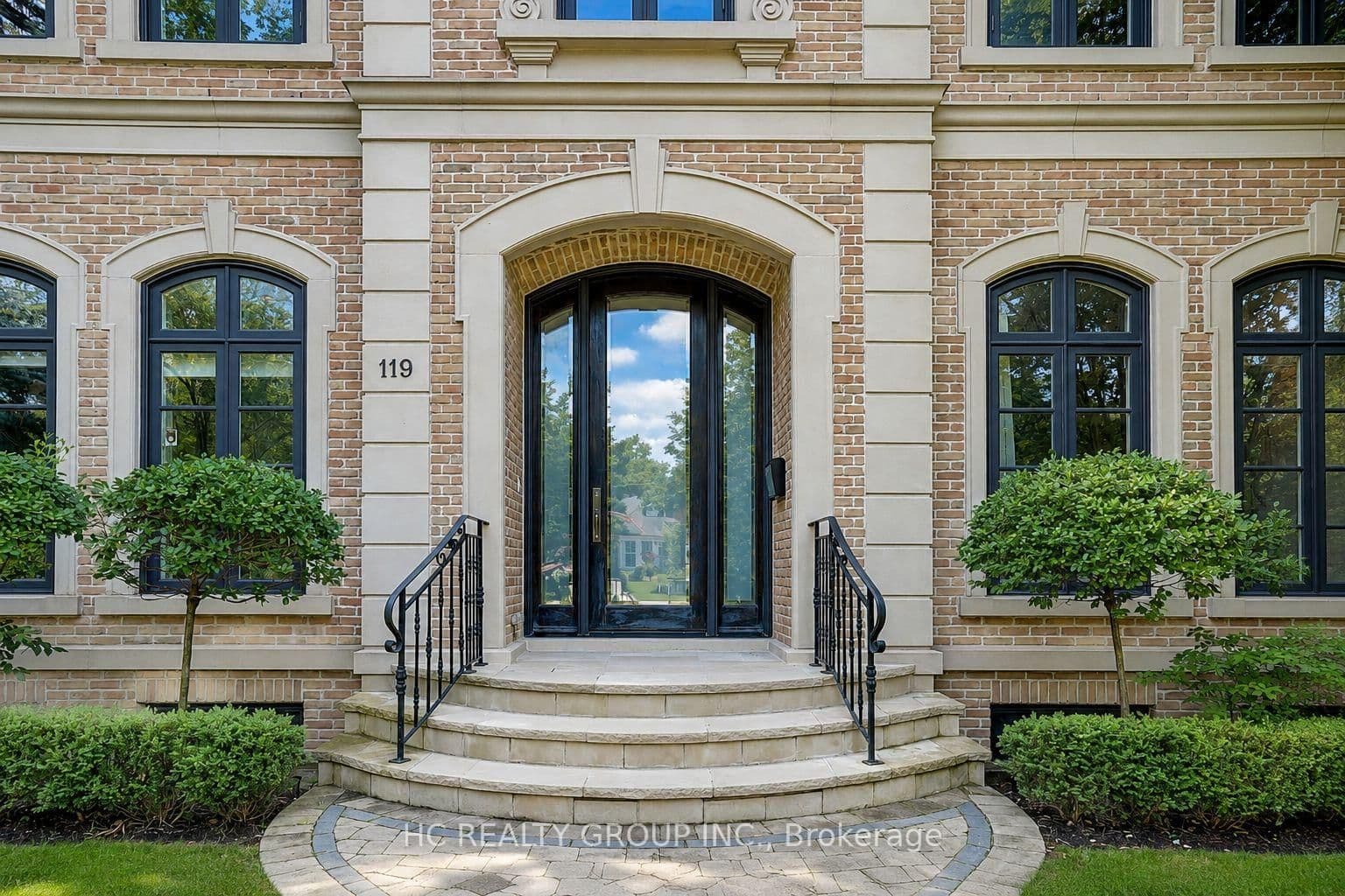 119 Strathallan Boulevard thumbnail 2