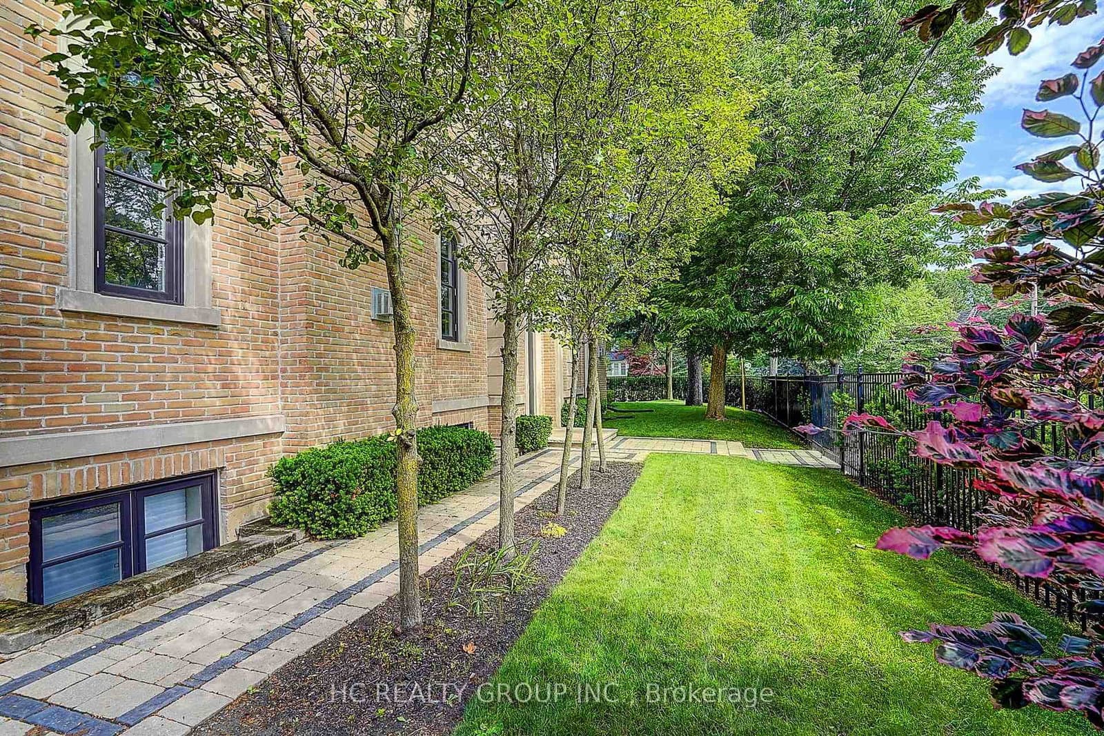 119 Strathallan Boulevard thumbnail 3