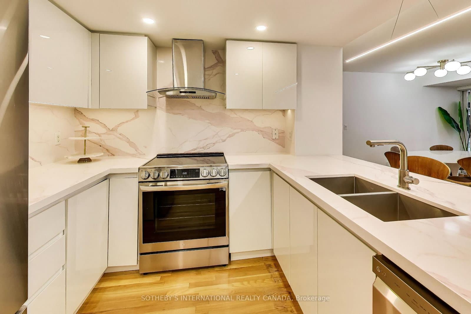 270 Wellington Street W, Unit 1005 thumbnail 13