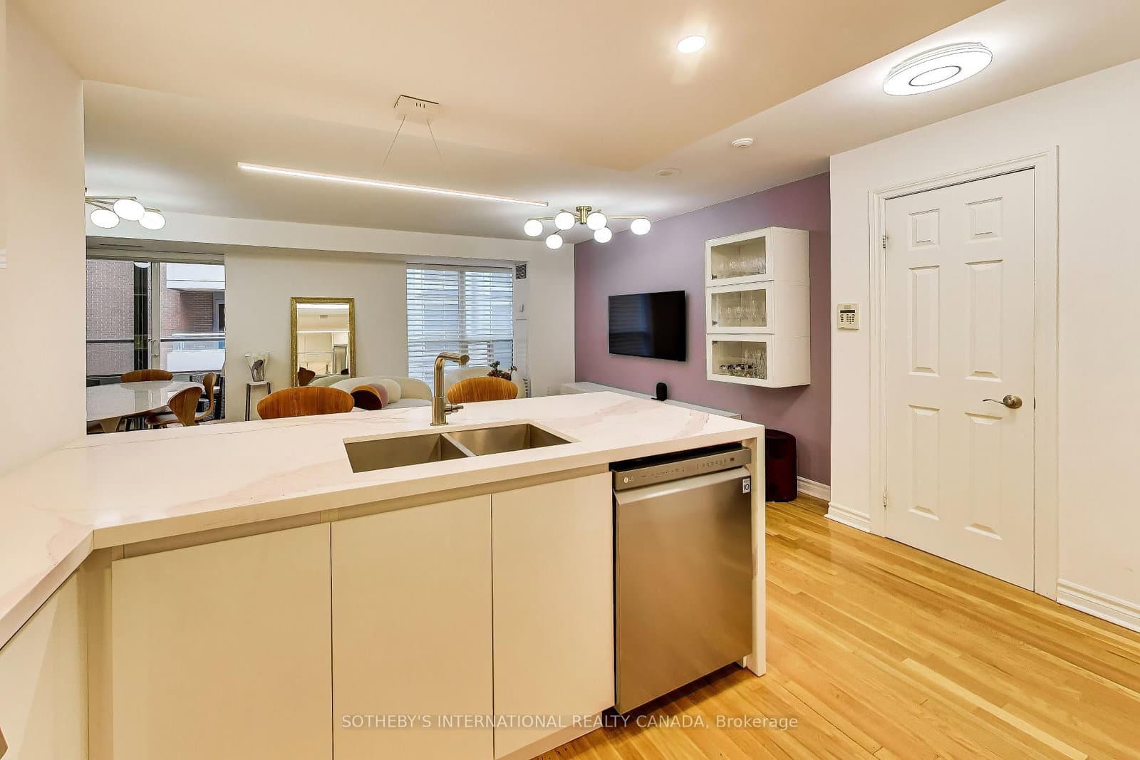 270 Wellington Street W, Unit 1005 thumbnail 14