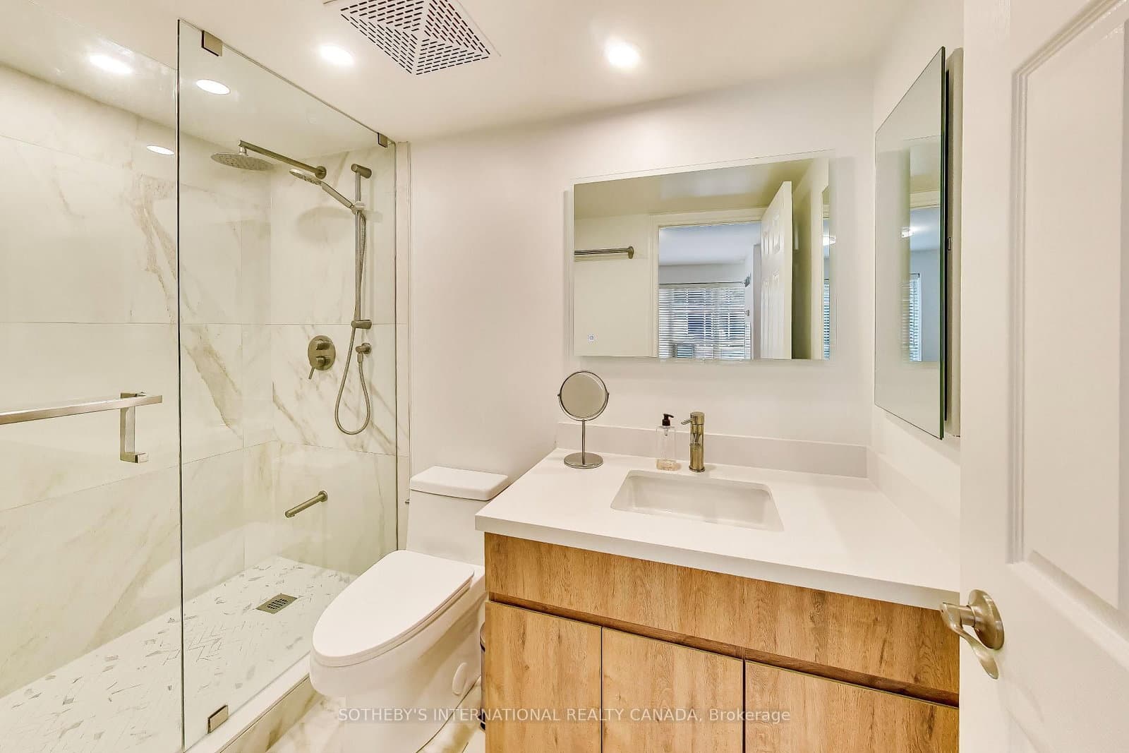 270 Wellington Street W, Unit 1005 thumbnail 18