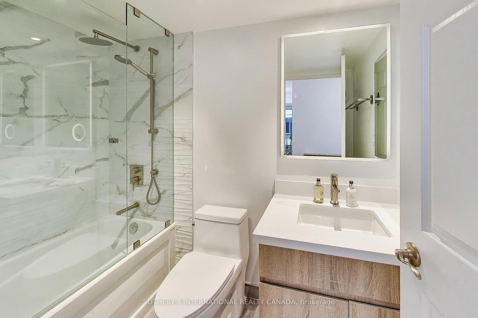 270 Wellington Street W, Unit 1005 thumbnail 19
