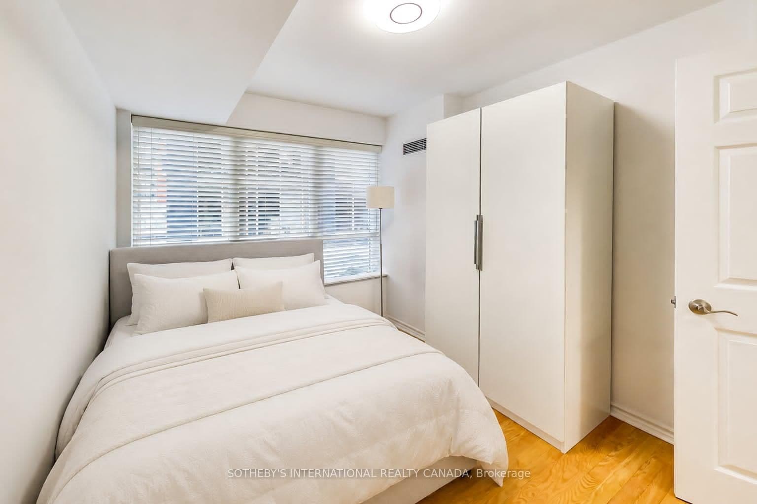 270 Wellington Street W, Unit 1005 thumbnail 20