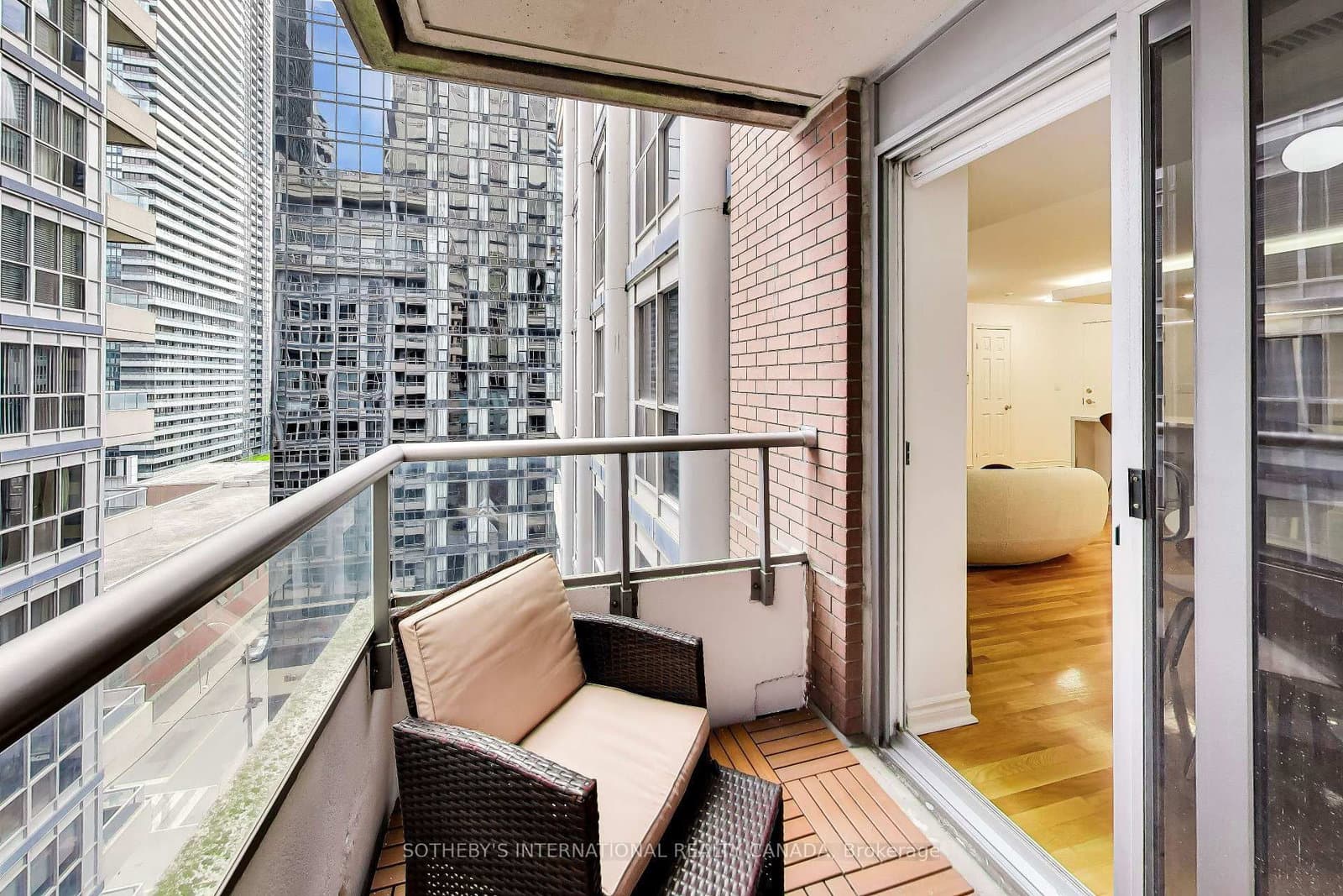 270 Wellington Street W, Unit 1005 thumbnail 23