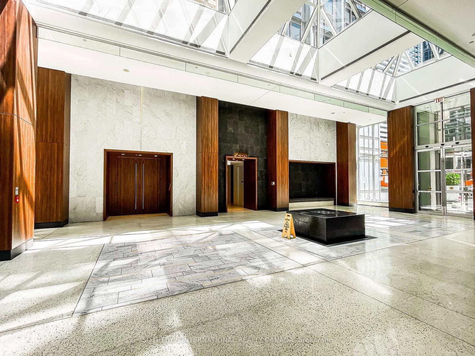 270 Wellington Street W, Unit 1005 thumbnail 5