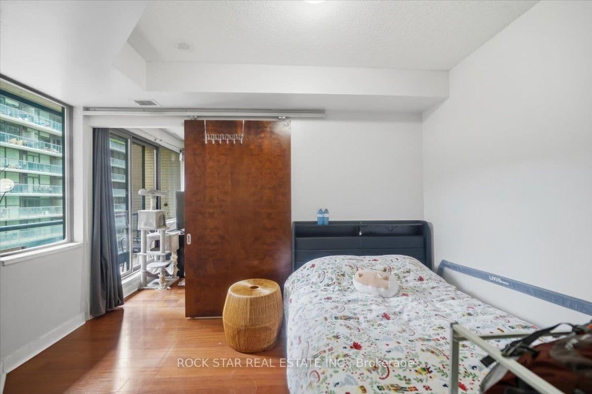 438 King Street W, Unit 720 thumbnail 13