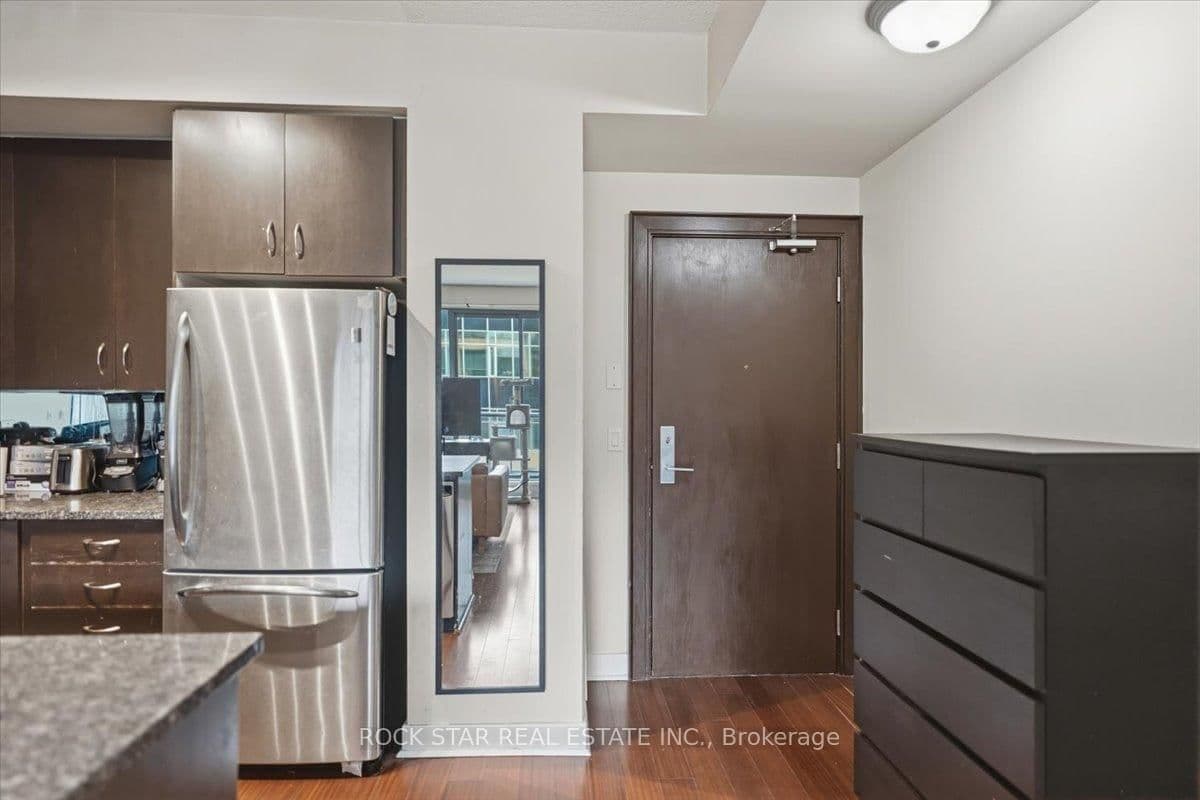438 King Street W, Unit 720 thumbnail 3