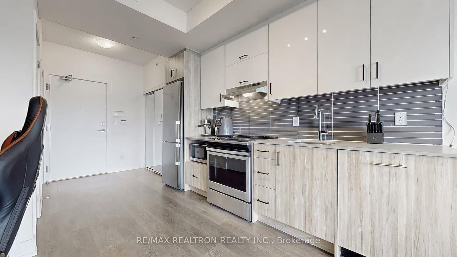 180 Fairview Mall Drive, Unit 1605 thumbnail 18