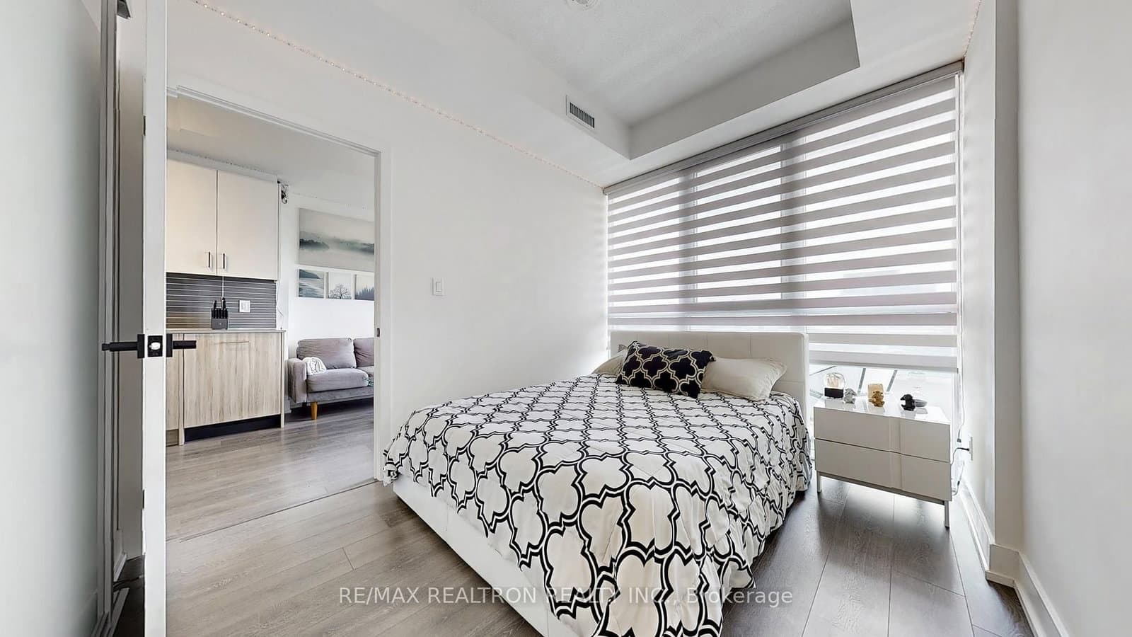 180 Fairview Mall Drive, Unit 1605 thumbnail 22