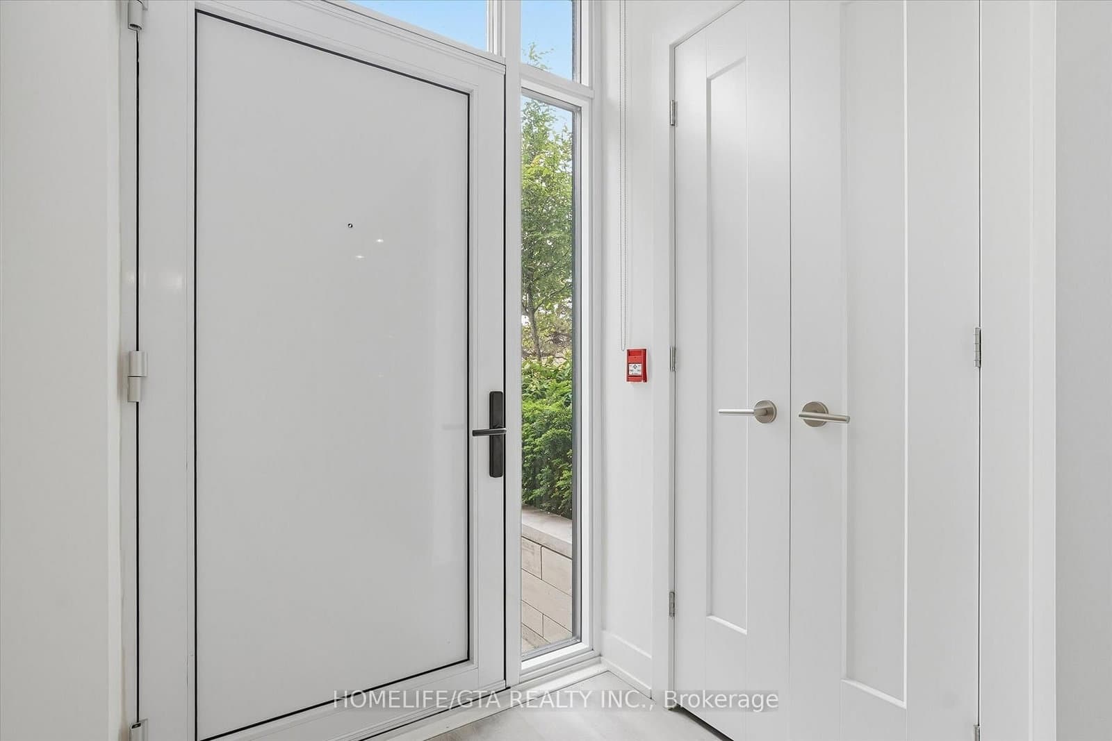 30 Inn On The Park Drive, Unit 206 thumbnail 2