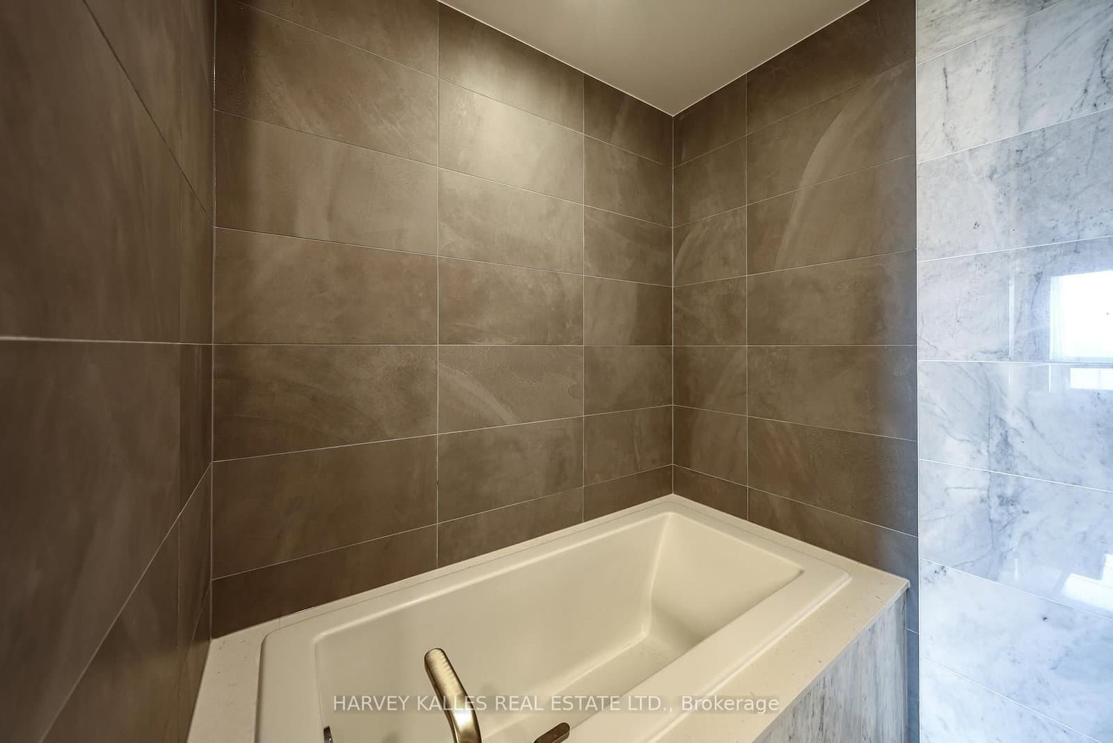 101 Erskine Avenue, Unit 2407 thumbnail 24