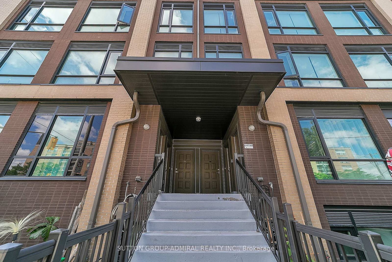 639 Lawrence Avenue, Unit 305 thumbnail 3
