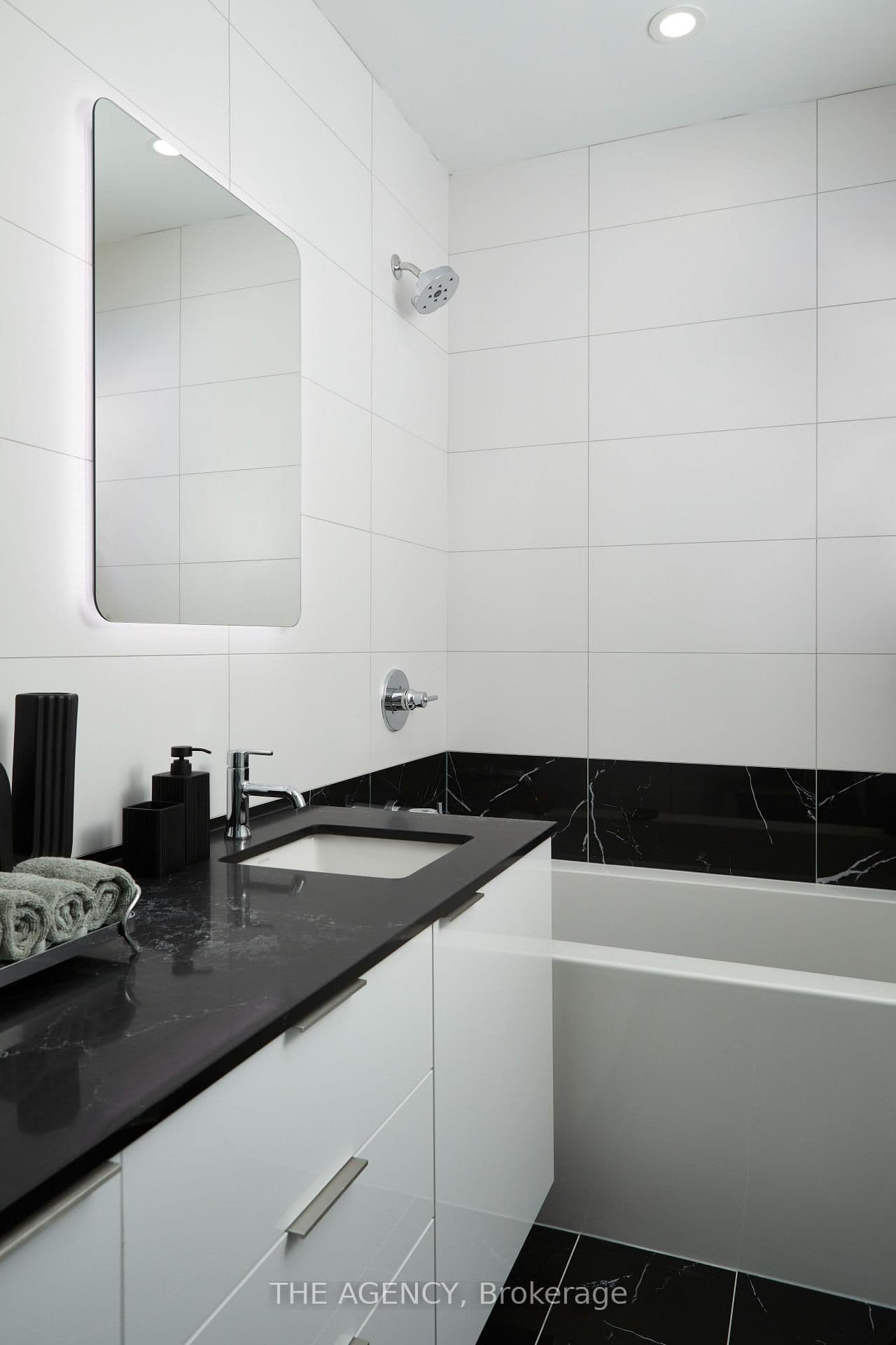 327 King Street W, Unit PH03 thumbnail 20