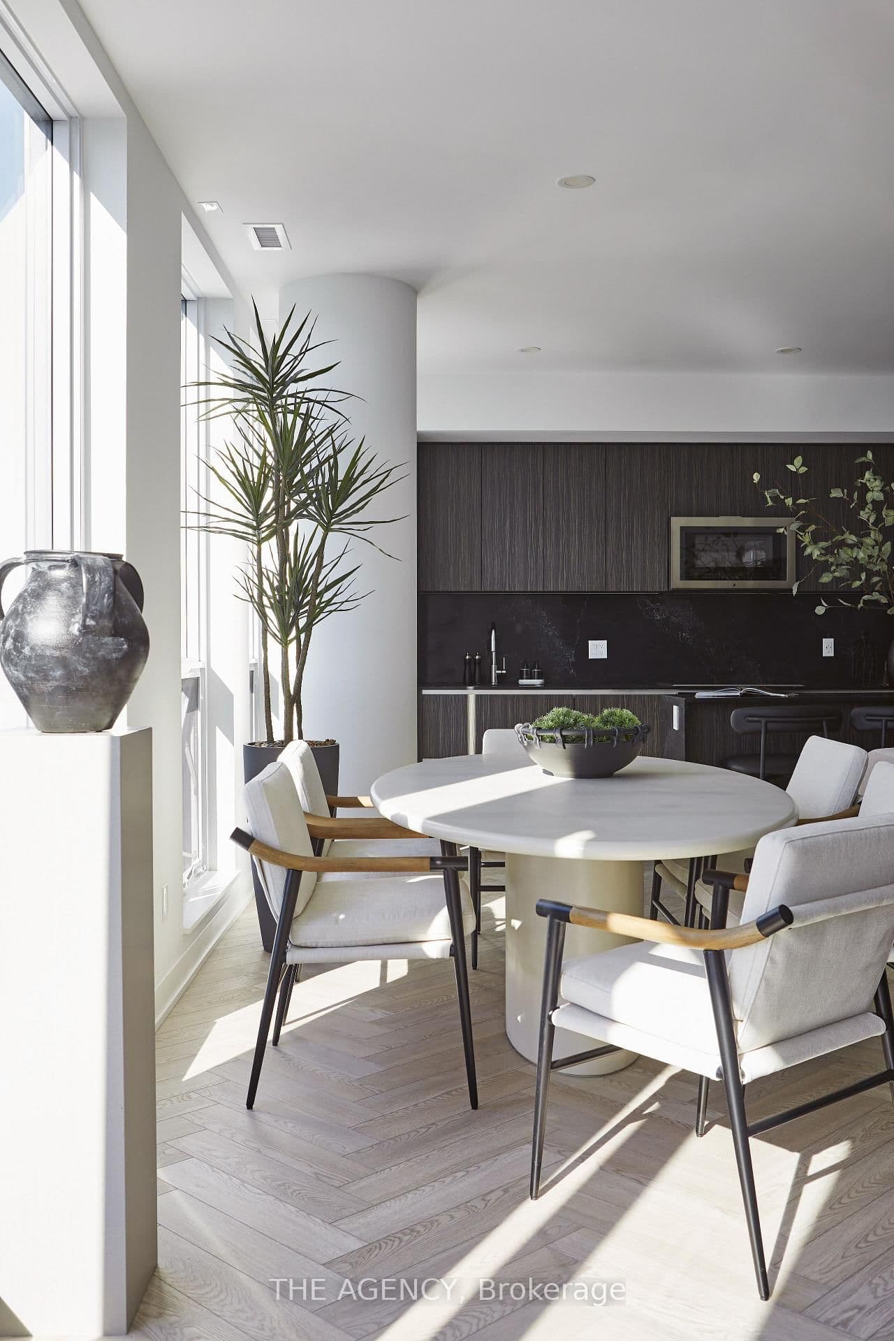 327 King Street W, Unit PH03 thumbnail 3
