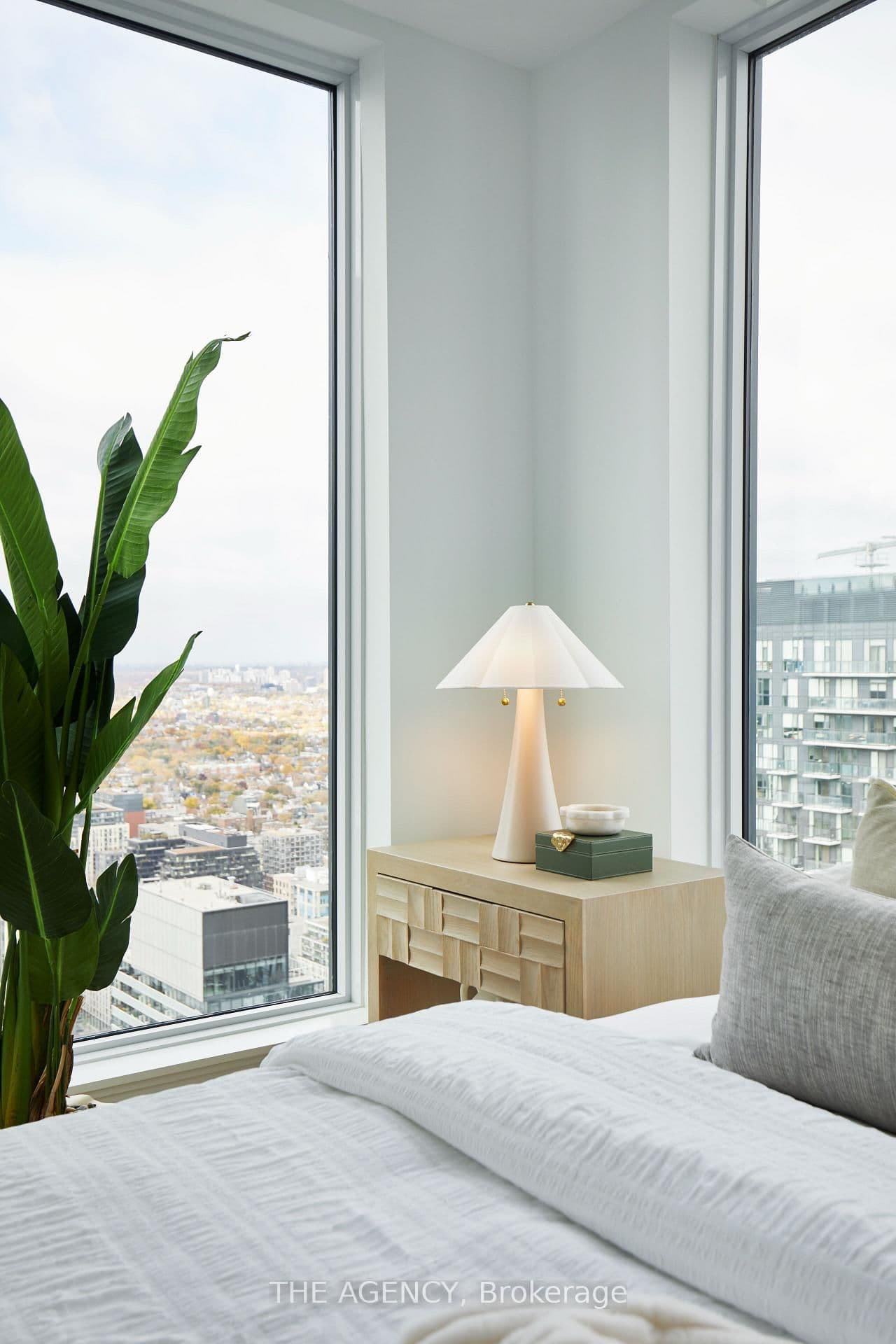 327 King Street W, Unit PH04 thumbnail 11