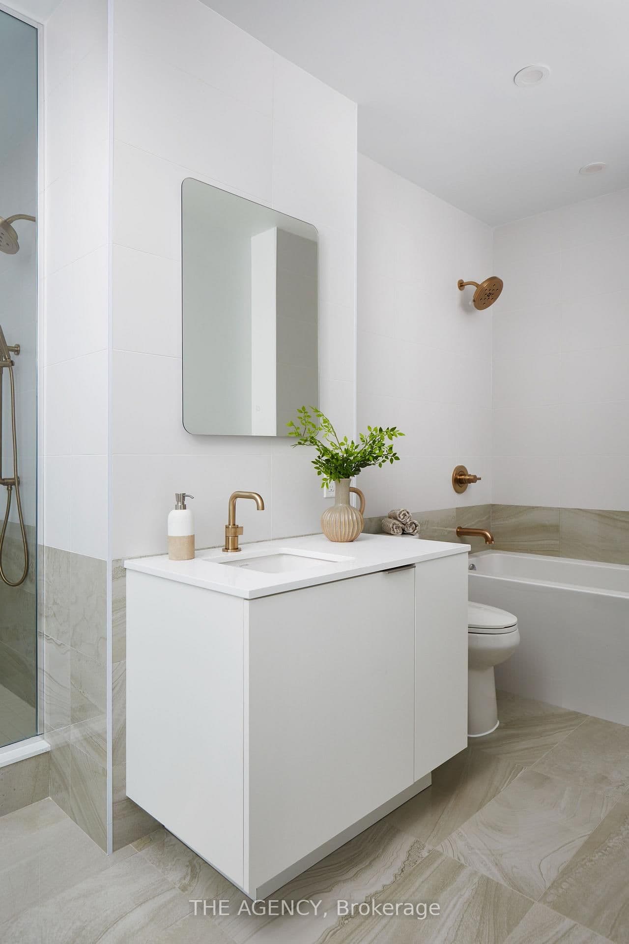 327 King Street W, Unit PH04 thumbnail 17