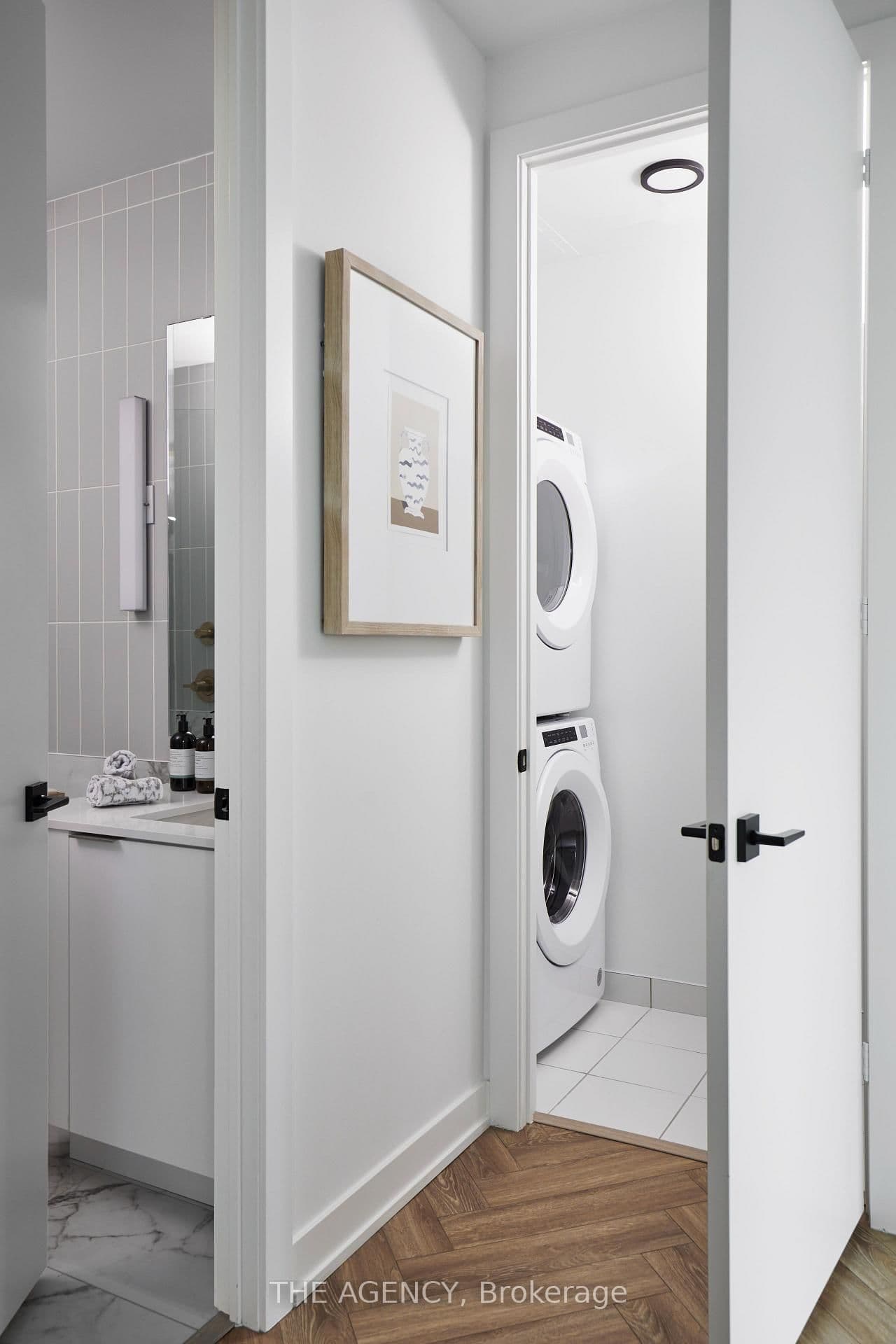 327 King Street W, Unit PH04 thumbnail 22