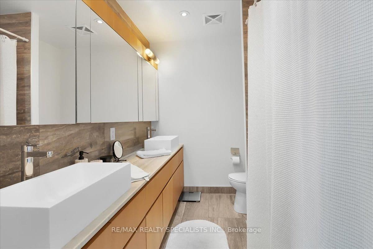 15 Iceboat Terrace, Unit PH06 thumbnail 44