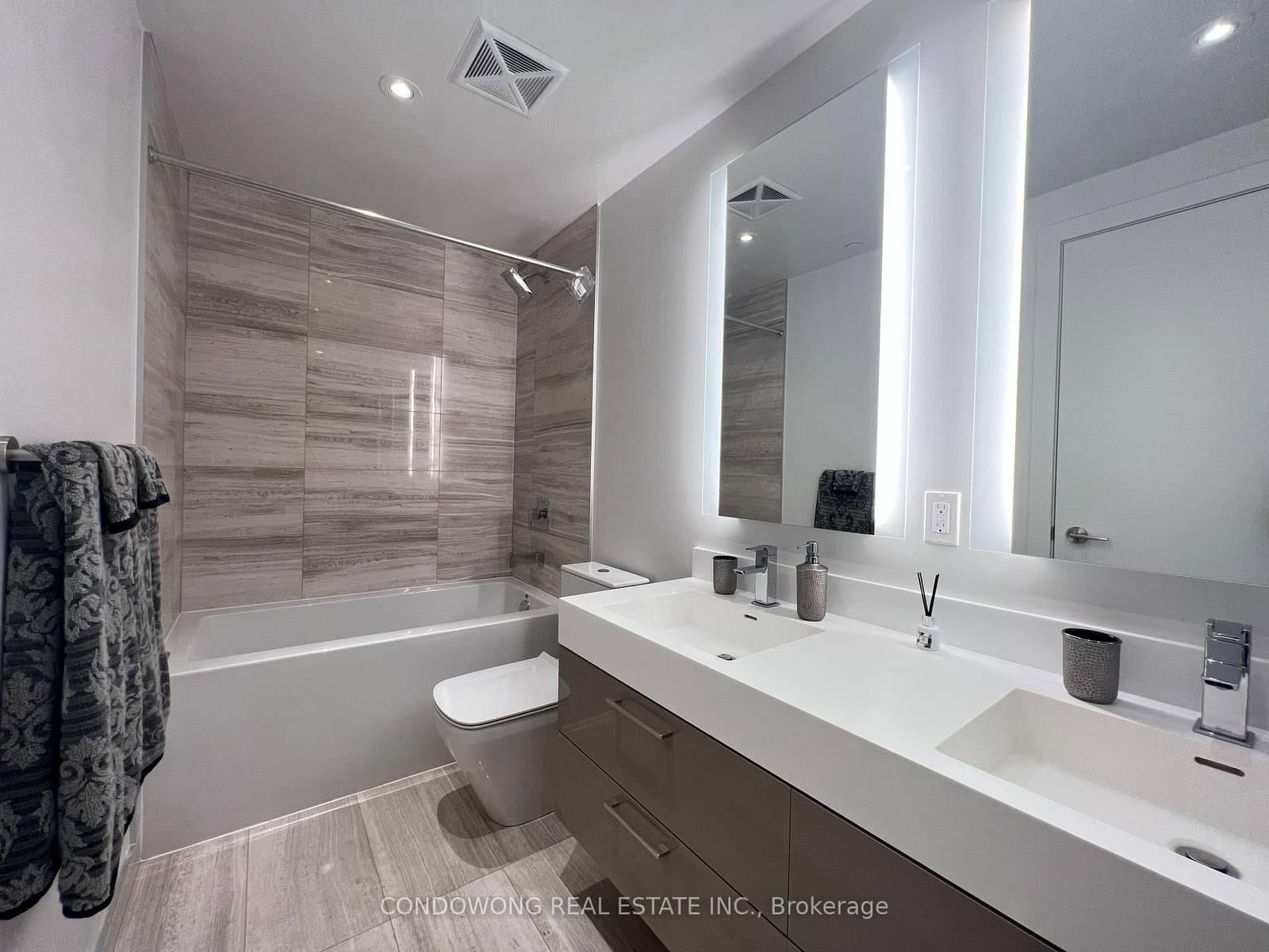 1 Yorkville Avenue, Unit 3801 thumbnail 6