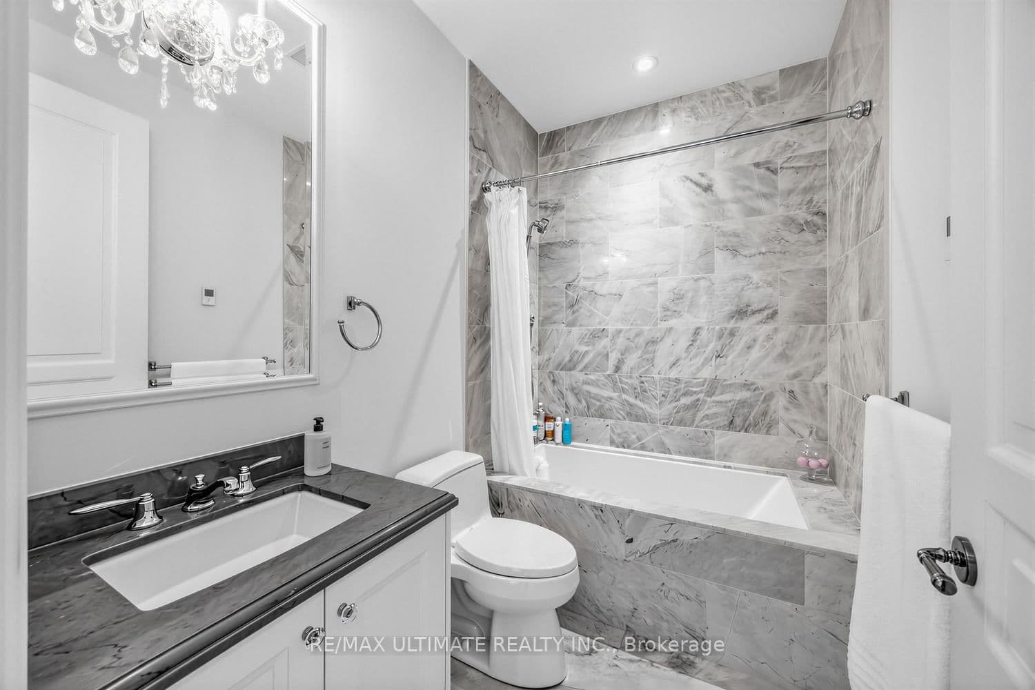 133 Hazelton Avenue, Unit 202 thumbnail 27