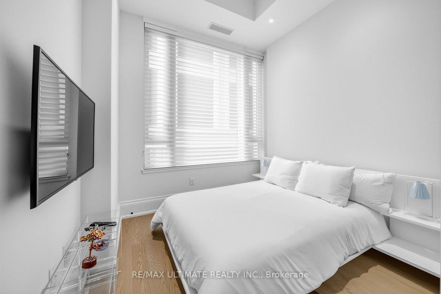 133 Hazelton Avenue, Unit 202 thumbnail 28