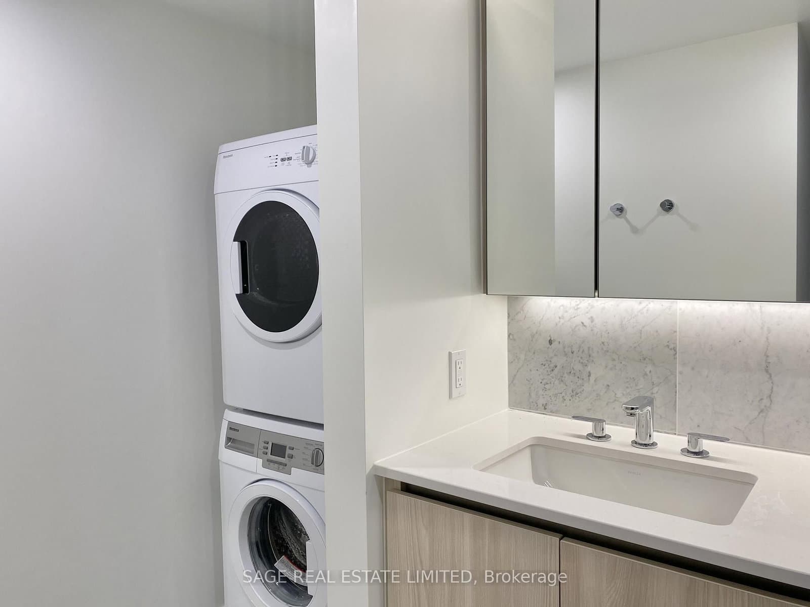 17 Bathurst Street, Unit 801 thumbnail 17