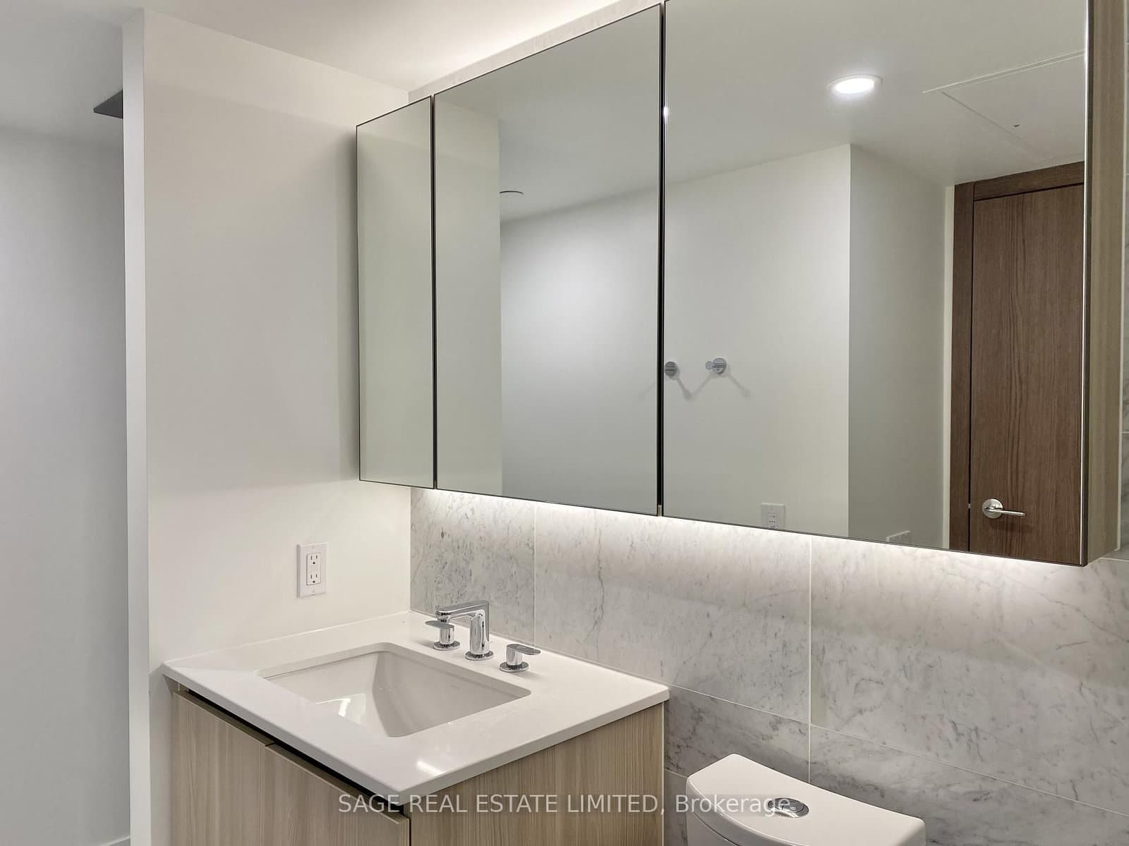 17 Bathurst Street, Unit 801 thumbnail 5