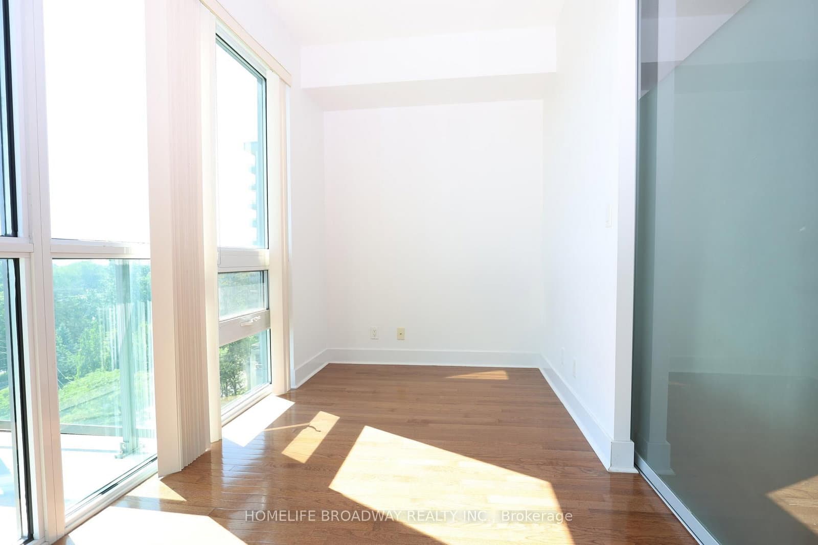 26 Norton Avenue, Unit 906 thumbnail 8