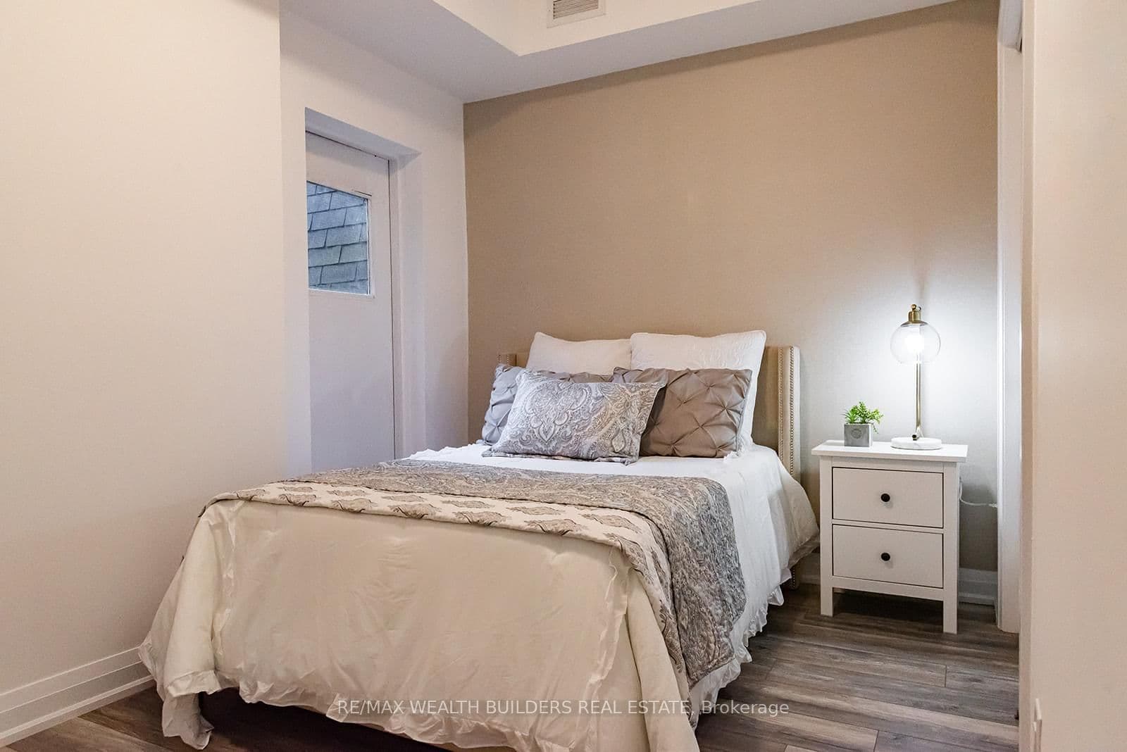 207 Jarvis Street, Unit 7 thumbnail 2