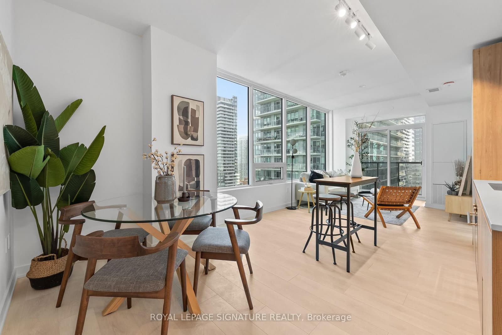 117 Broadway Avenue, Unit 2502 thumbnail 10