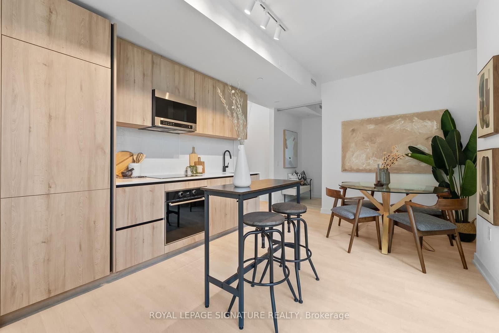 117 Broadway Avenue, Unit 2502 thumbnail 2