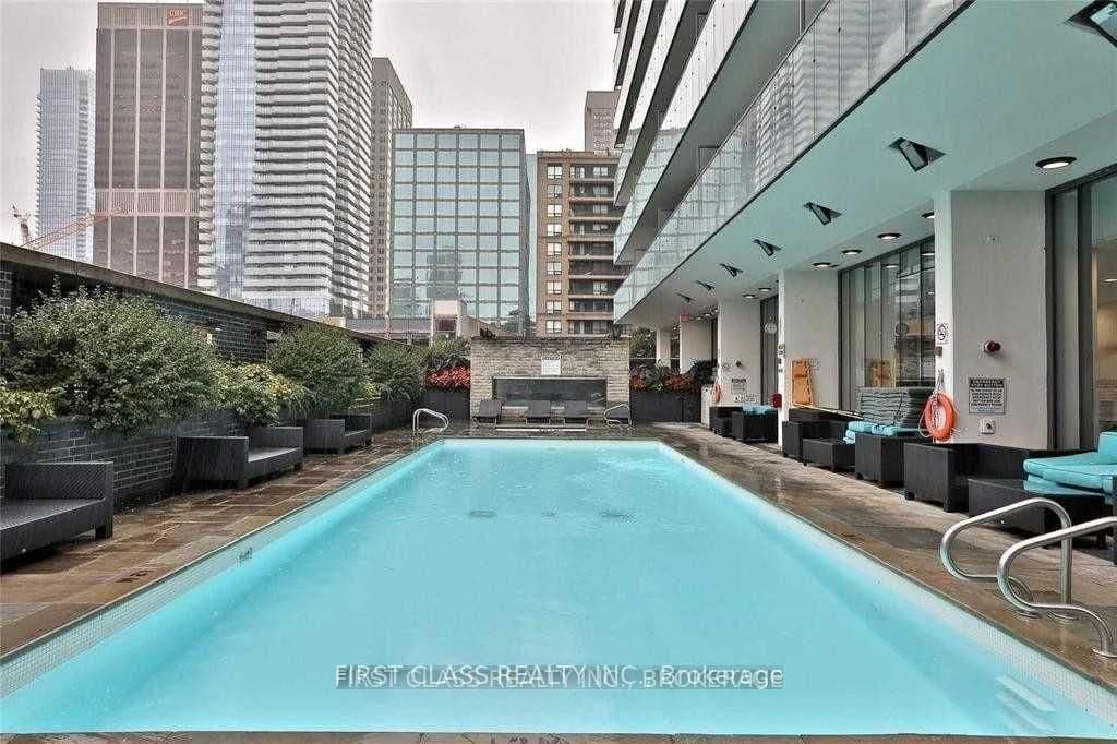33 Charles Street E, Unit 1409 thumbnail 13