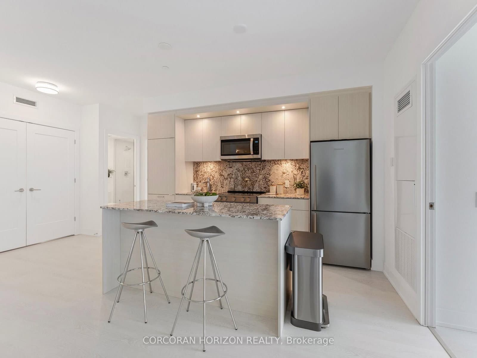 30 Inn On The Park Drive, Unit 221 thumbnail 21
