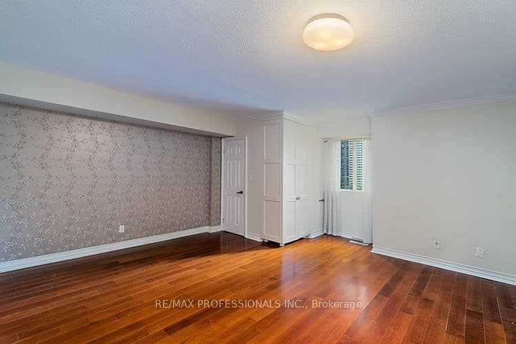 88 Charles Street E, Unit 702 thumbnail 23