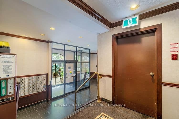 88 Charles Street E, Unit 702 thumbnail 6