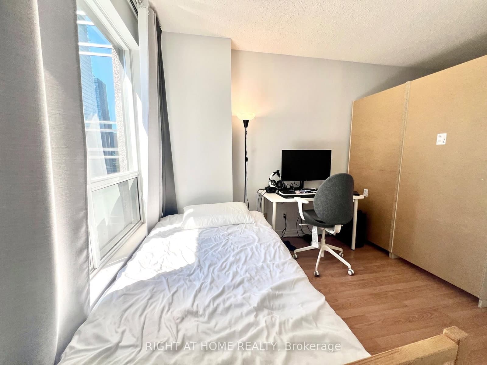 55 Bloor Street E, Unit 1702 thumbnail 10