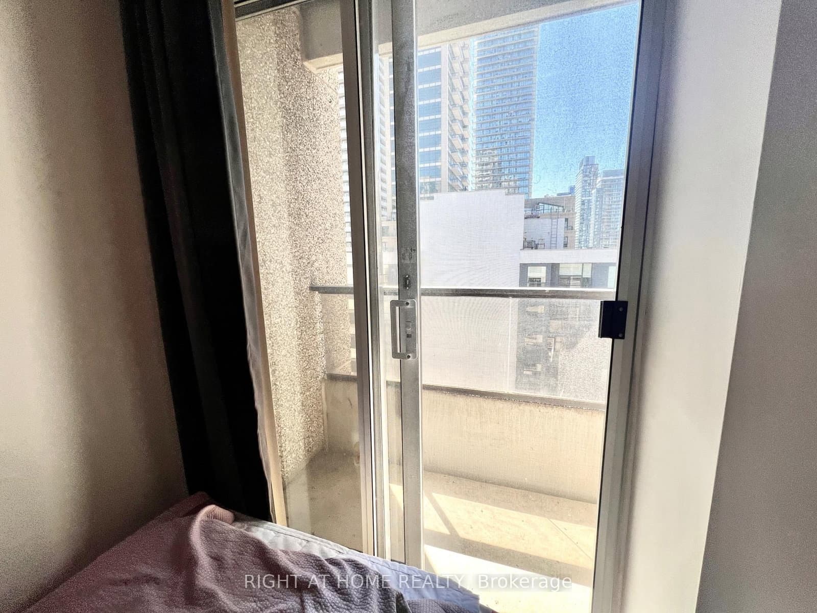 55 Bloor Street E, Unit 1702 thumbnail 15